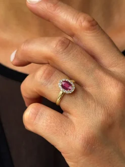 Gouden ring met edelstenen