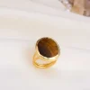 Vergulde ring met edelsteen