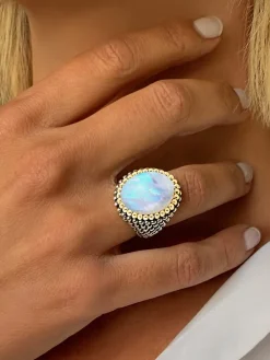 Vergulde ring met edelsteen