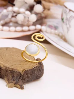 Vergulde ring met edelsteen