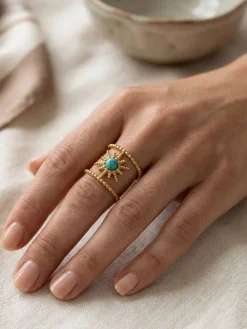 Vergulde ring met edelsteen
