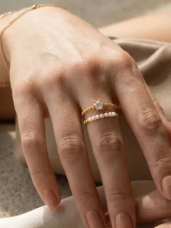 Vergulde ring met edelstenen en parels
