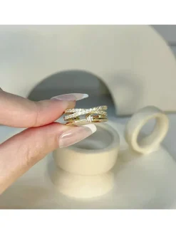 Vergulde ring met edelstenen