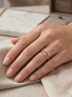 Vergulde ring met edelstenen